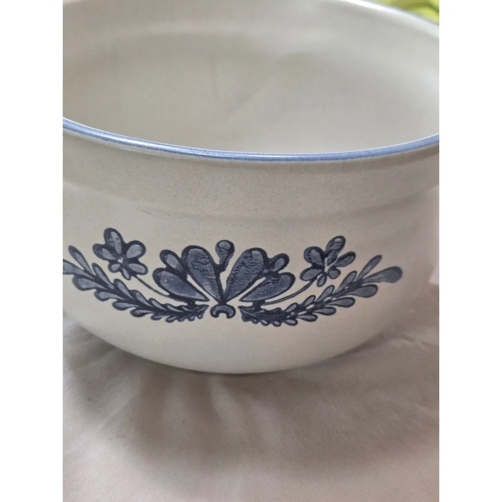Pfaltzgraff Yorktowne 2 Quart Batter Bowl with Spout and Handle Vintage Blue 464